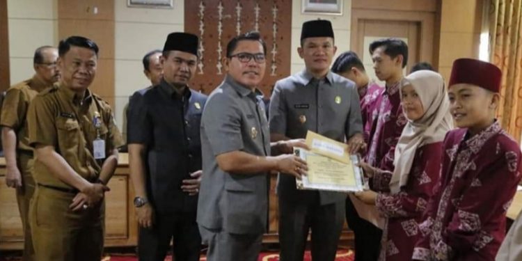 Wako Ahmadi & Wawako Antos Serahkan Bonus pada Kafilah Berprestasi