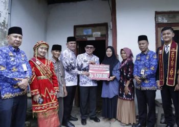 Wako Ahmadi & Wawako Antos Serahkan Beasiswa Program Satu Rumah Satu Sarjana