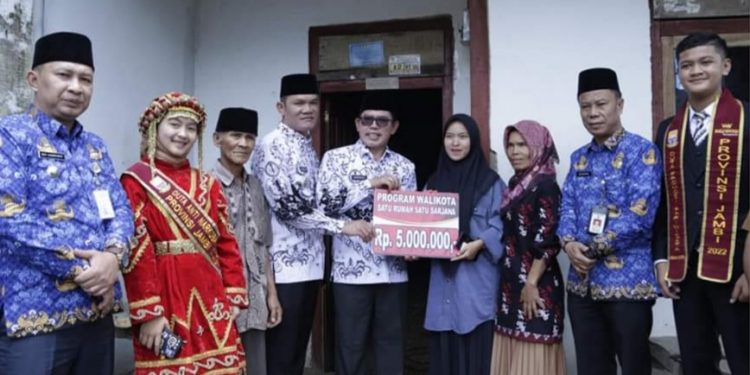 Wako Ahmadi & Wawako Antos Serahkan Beasiswa Program Satu Rumah Satu Sarjana
