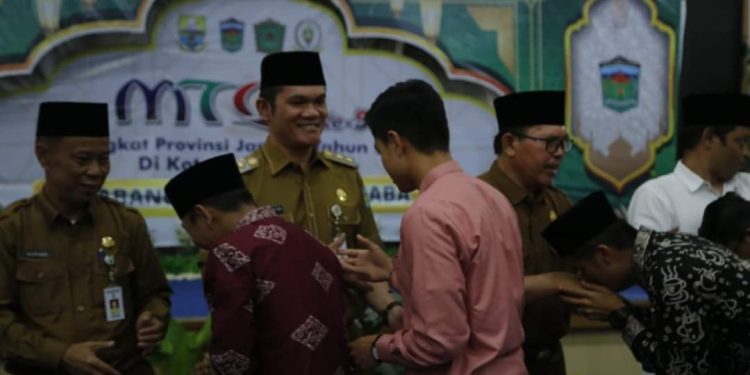 Wako Ahmadi – Wawako Antos Sambut Kafilah MTQ ke 51, Beri Apresiasi dan Serahkan Bonus Kafilah Berprestasi