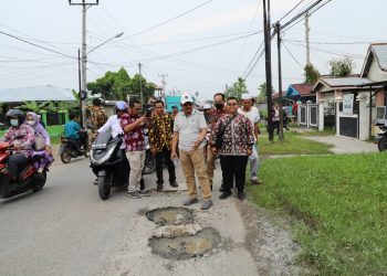 Tinjau Sejumlah Jalan Rusak, Bupati Bakal Perbaiki Segera