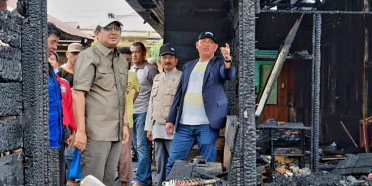 Bupati Tanjab Barat didampingi Wabup Tinjau Lokasi Kebakaran di Jalan Panglima