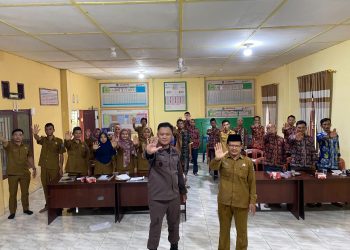 Jadi Narasumber di Desa Pantai Gading, Kejari Tanjab Barat Sampaikan Pentingnya Transparansi Penggunaan Dana Desa