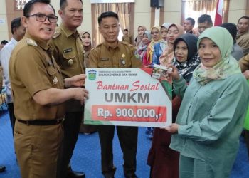 Wako Ahmadi & Wawako Antos Serahkan Bantuan Sosial UMKM dan Ojek