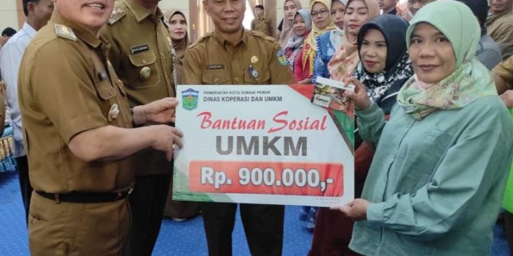 Wako Ahmadi & Wawako Antos Serahkan Bantuan Sosial UMKM dan Ojek