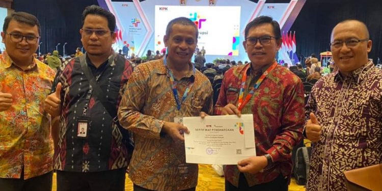 Berhasil Capai Peningkatan Indeks Pencegahan Korupsi Tertinggi, Wako Ahmadi Terima Penghargaan Dari KPK RI