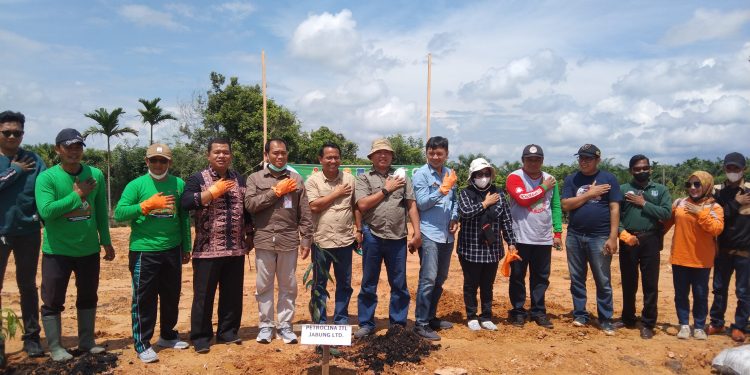 Peduli Lingkungan, SKK Migas – PetroChina Internasional Jabung Ltd Bersama Kelompok Sadar Wisata Tanam 150 Pohon