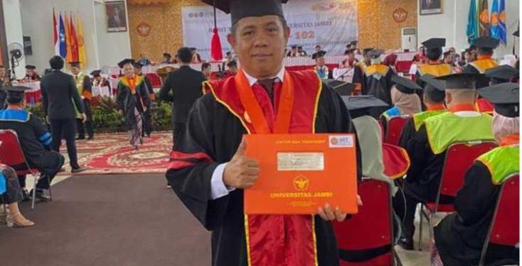 Sumarsono Sukses Raih Gelar Magister Hukum di Universitas Jambi