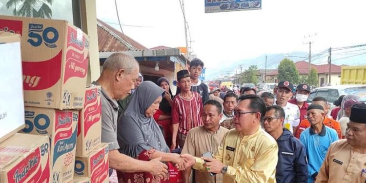 Wako Ahmadi Serahkan 80 Bantuan Untuk Korban Kebakaran di Sungai Liuk