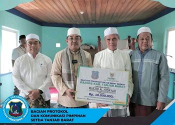 Bupati Tanjab Barat Kembali Laksanakan Safari Jumat di Masjid Al-Hidayah Seberang Kota