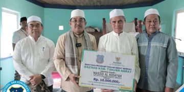 Bupati Tanjab Barat Kembali Laksanakan Safari Jumat di Masjid Al-Hidayah Seberang Kota