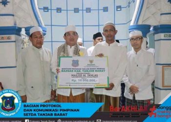 Bupati Tanjab Barat Laksanakan Safari Subuh di Masjid Nurul Ikhlas Manunggal II