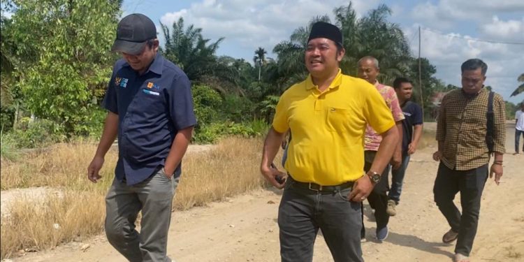 Puluhan Tahun Tak Tersentuh Listrik PLN, Waka DPRD Tanjab Barat Ajak UP3 PLN Tinjau Desa Kelagian