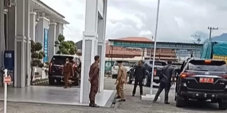 Diduga Terkait Kasus Korupsi, Kejari Sungai Penuh Periksa Bupati Adirozal