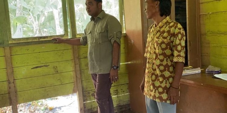 Wakil Ketua DPRD Tanjab Barat Tinjau Kondisi SD Negeri 126/V Sungai Rambai yang Rusak Parah