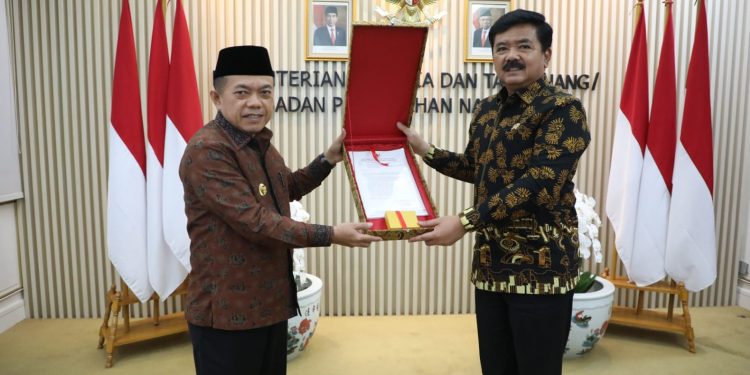 Jambi Provinsi Pertama di Sumatera Terima Dokumen Persetujuan Substansi RTRW dari Menteri ATR