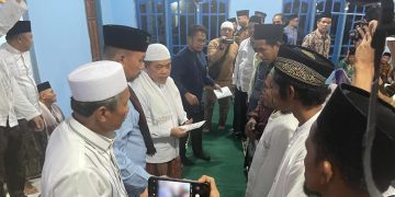 Safari Ramadan di Bahar Utara, Gubernur Al Haris Berikan Bantuan Masjid dan Sembako pada Warga