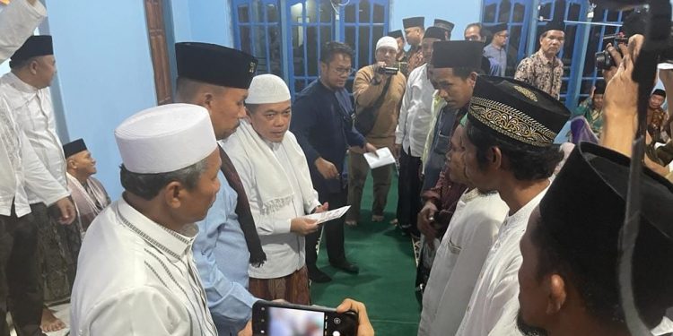 Safari Ramadan di Bahar Utara, Gubernur Al Haris Berikan Bantuan Masjid dan Sembako pada Warga