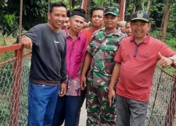 Ketua Komisi III DPRD Tanjab Barat Meninjau Jembatan Gantung Desa Sungai Badar
