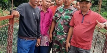 Ketua Komisi III DPRD Tanjab Barat Meninjau Jembatan Gantung Desa Sungai Badar