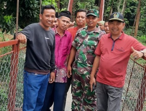 Ketua Komisi III DPRD Tanjab Barat Meninjau Jembatan Gantung Desa Sungai Badar