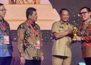 Wako Ahmadi Terima Penghargaan Universal Health Coverage (UHC)