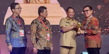 Wako Ahmadi Terima Penghargaan Universal Health Coverage (UHC)