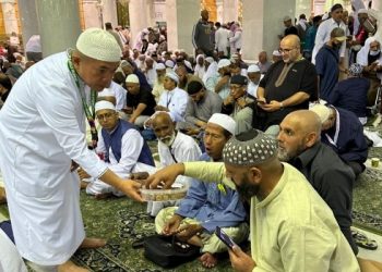 Al Haris Bagi-bagi Kurma pada Jamaah di Masjid Haram Mekkah
