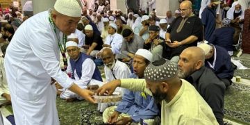 Al Haris Bagi-bagi Kurma pada Jamaah di Masjid Haram Mekkah