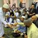 Al Haris Bagi-bagi Kurma pada Jamaah di Masjid Haram Mekkah
