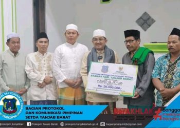 Bupati Tanjab Barat Lakukan Kunjungan Safari Ramadan ke Masjid Al-Ikhlas Desa Intan Jaya
