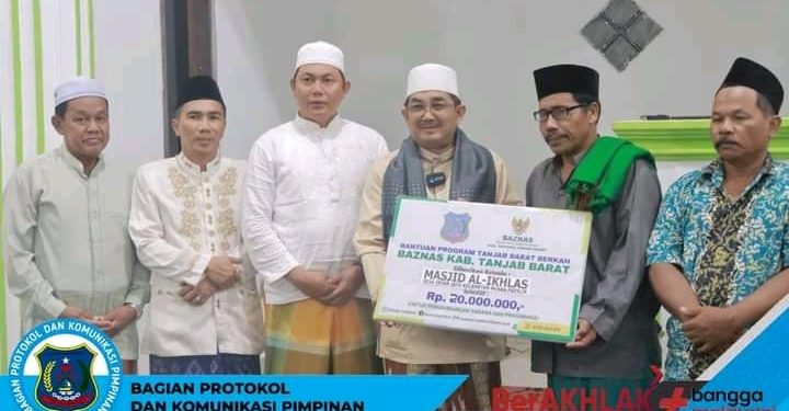 Bupati Tanjab Barat Lakukan Kunjungan Safari Ramadan ke Masjid Al-Ikhlas Desa Intan Jaya