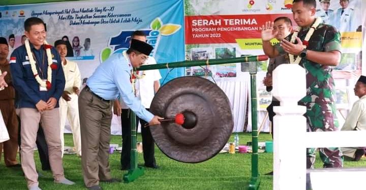 Bupati Tanjab Barat Hadiri Kegiatan Serah Terima PPM Tahun 2022 Sekaligus HUT Desa Muntialo ke XI