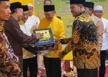 DPD Golkar Tanjab Barat Bukber dengan Cek Endra Sekaligus Berikan Bingkisan Kepada Pimpinan Kecamatan