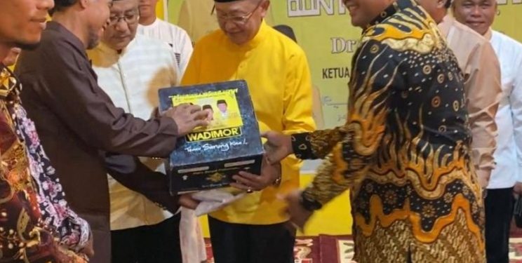 DPD Golkar Tanjab Barat Bukber dengan Cek Endra Sekaligus Berikan Bingkisan Kepada Pimpinan Kecamatan
