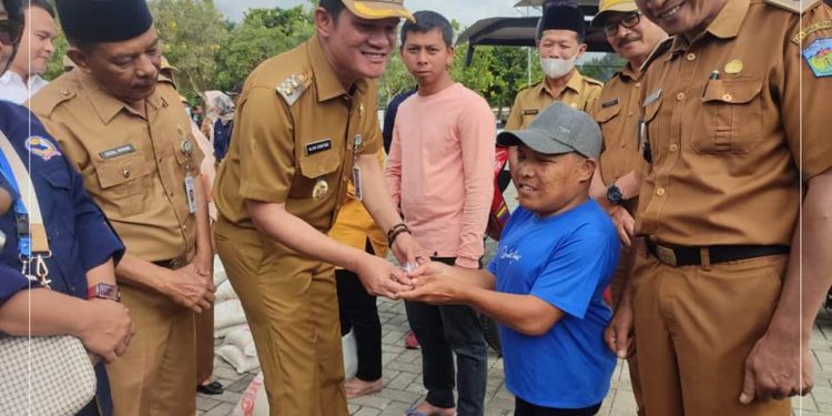 Wawako Antos Serahkan Bantuan Pangan Bagi 6.271 Jiwa