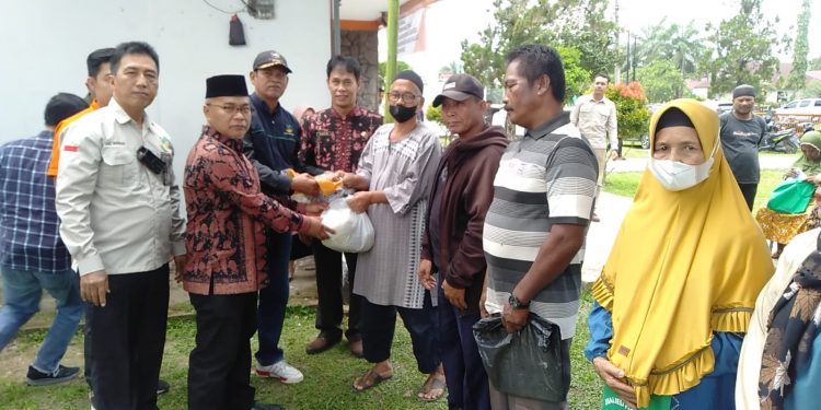 Jelang Lebaran 2023, Gubernur Jambi Al Haris Bagikan 600 Paket Sembako