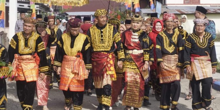 Dandim 0417/Kerinci Terima Gelar Adat Dari Lembaga Adat 4 Desa Penawar