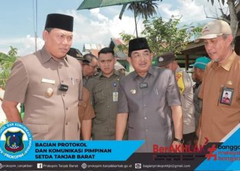 Bupati Tanjab Barat Tinjau Lokasi Bencana Alam Tanah Longsor di Kelurahan Senyerang