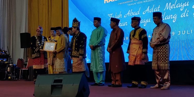 LAM Provinsi Jambi Berikan Penghargaan ke 7 Bupati/Walikota di Acara Puncak Pekan Adat Melayu Jambi
