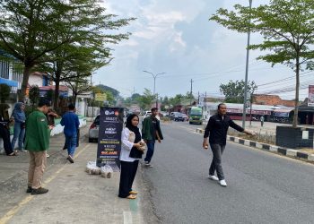 Jum’at Berkah, HIMASTE Jambi Menyebarkan Kebaikan Dengan Berbagi Nasi Bungkus