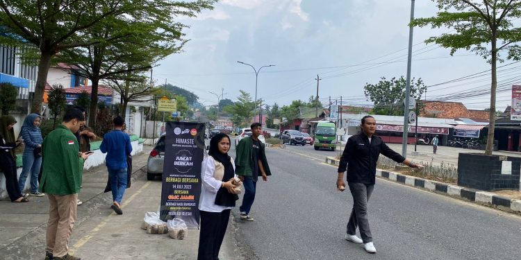Jum’at Berkah, HIMASTE Jambi Menyebarkan Kebaikan Dengan Berbagi Nasi Bungkus