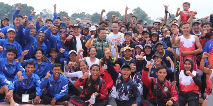 Serahkan 6 Unit Perahu Dragon Boat, Al Haris: Dayung Adalah Cabor Kebanggaan Jambi