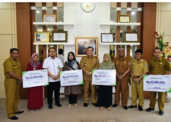 PJ Bupati Sarolangun Serahkan Santunan Jaminan Sosial BPJS Ketenagakerjaan