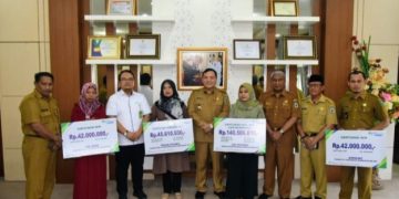 PJ Bupati Sarolangun Serahkan Santunan Jaminan Sosial BPJS Ketenagakerjaan