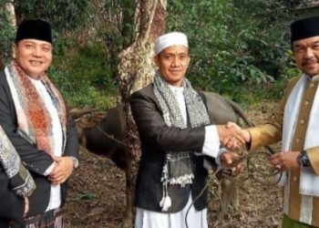 Ketua DPRD Sarolangun Serahkan Hewan Qurban di Tiga Kecamatan
