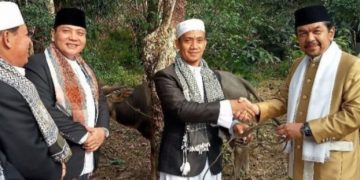 Ketua DPRD Sarolangun Serahkan Hewan Qurban di Tiga Kecamatan