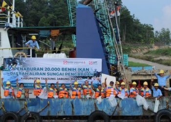 PT LPPPI dan PT WKS Tabur 20.000 Benih Ikan di Sungai Pengabuan
