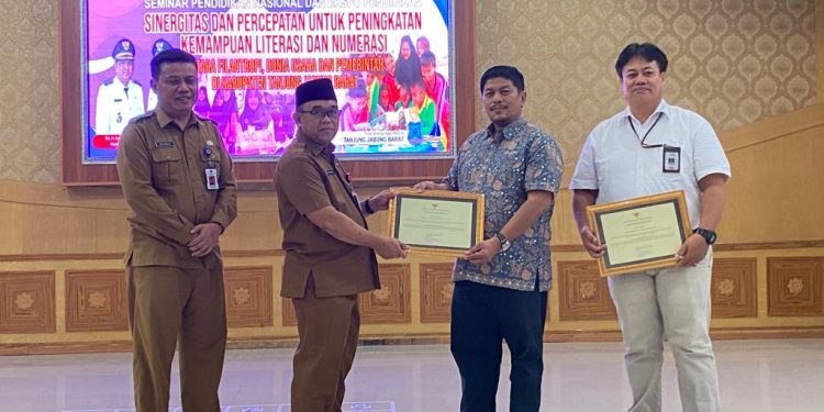 Peduli Literasi, PetroChina Terima Penghargaan Bidang Literasi dari Pemkab Tanjab Barat