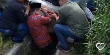 Aksi Heroik Gubernur Jambi Masuk Parit Ketika Bantu Evakuasi Mobil Korban Kecelakaan Lalu Lintas